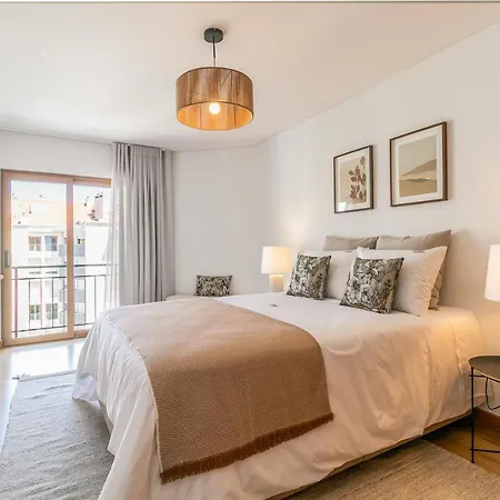 Spacious And Chic With Lisbon, Sintra, Or Beach At 15 Min!
